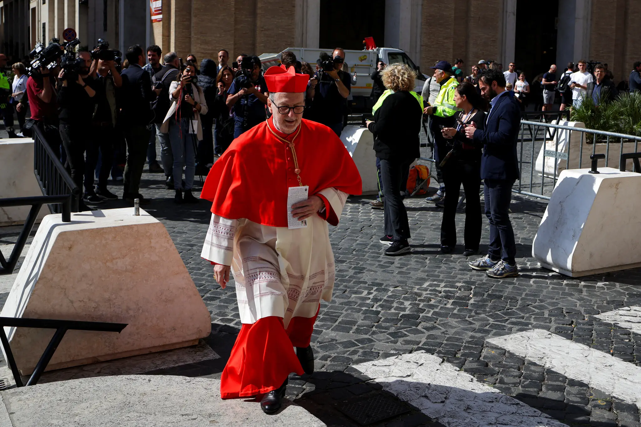 Кардинала Клаудіо Ґуджеротті, який перебував у Римі в середу, іноді згадують як можливого наступника Франциска або як творця короля на конклаві.